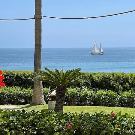 Feriehus Spectacular Views At Beachfront Townhouse Rdr318